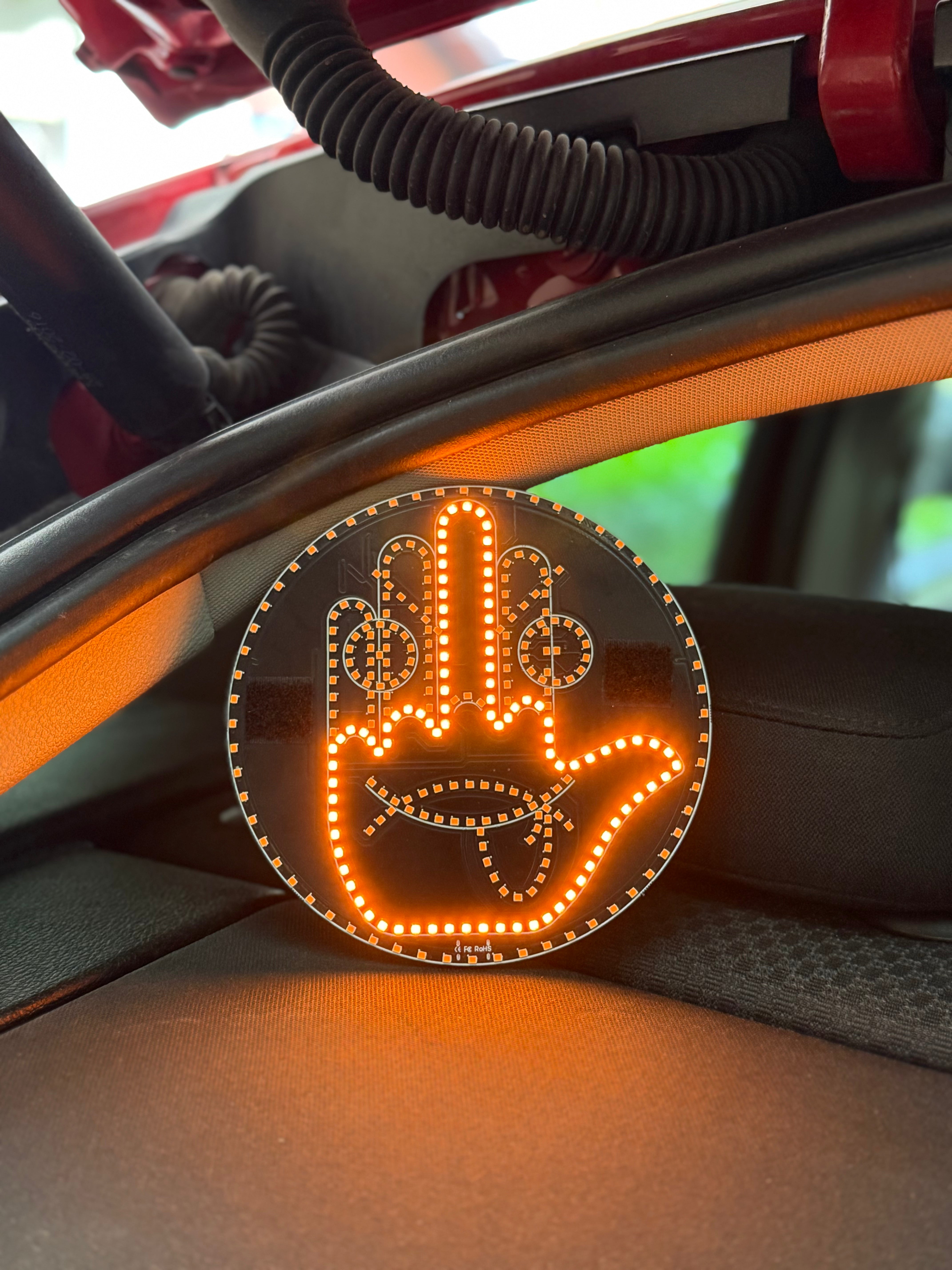 LED емоджи за кола