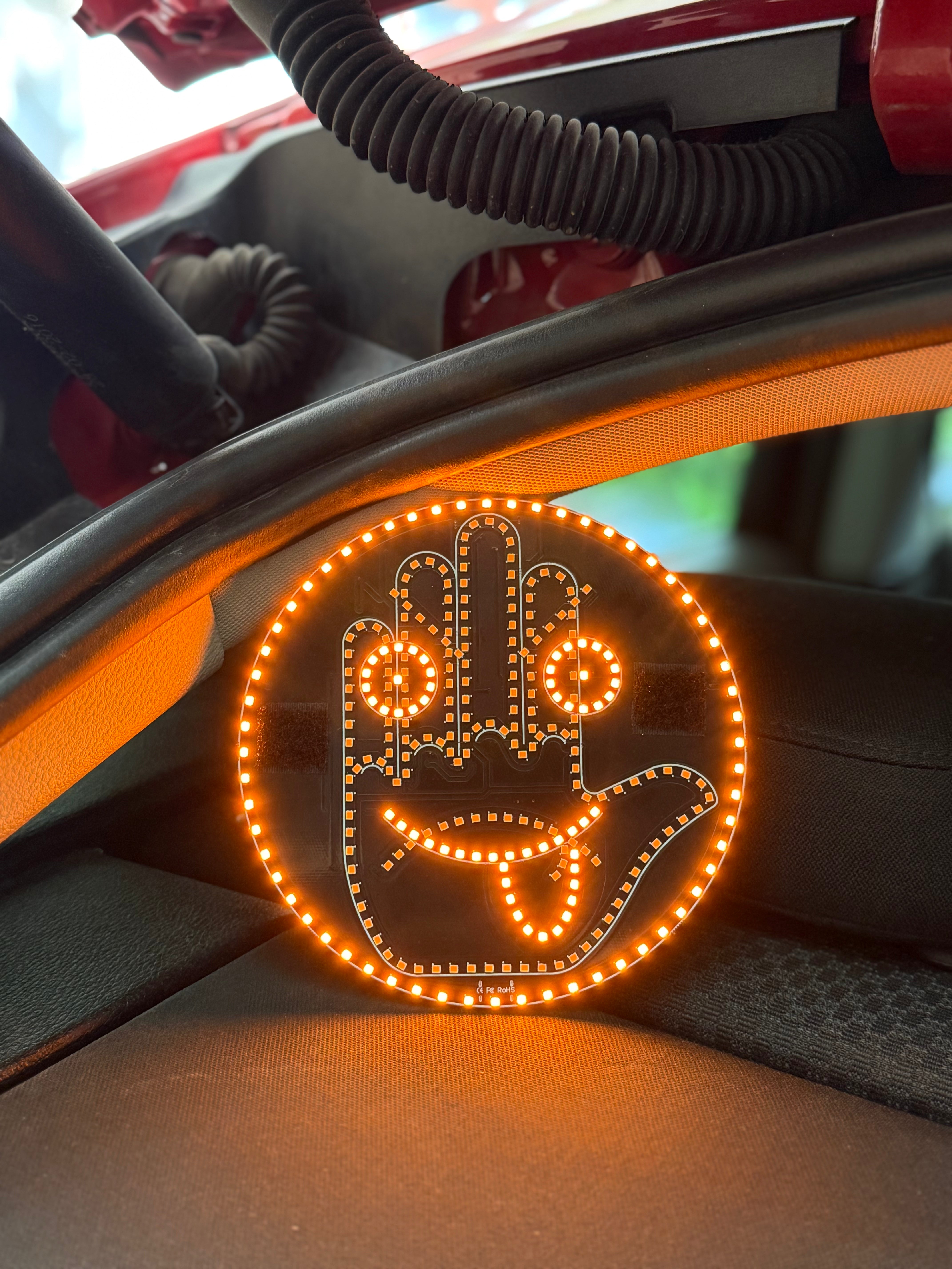 LED емоджи за кола